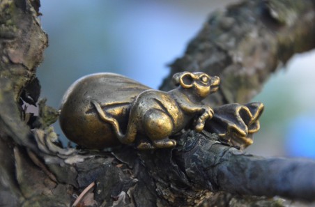 Figura de acento de bronce - Raton-