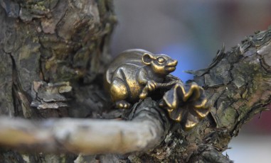 Figura de acento de bronce - Raton-